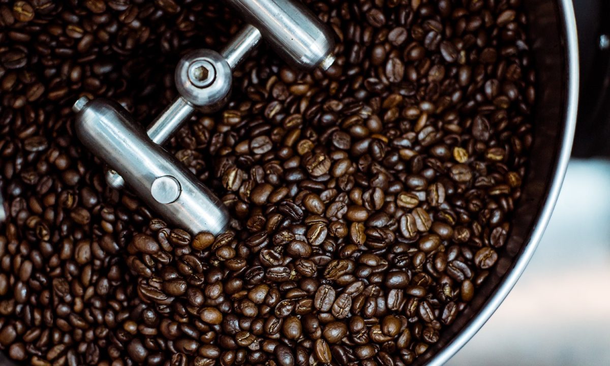 Kavos be kofeino gėrimas turi ir privalumų, ir trūkumų